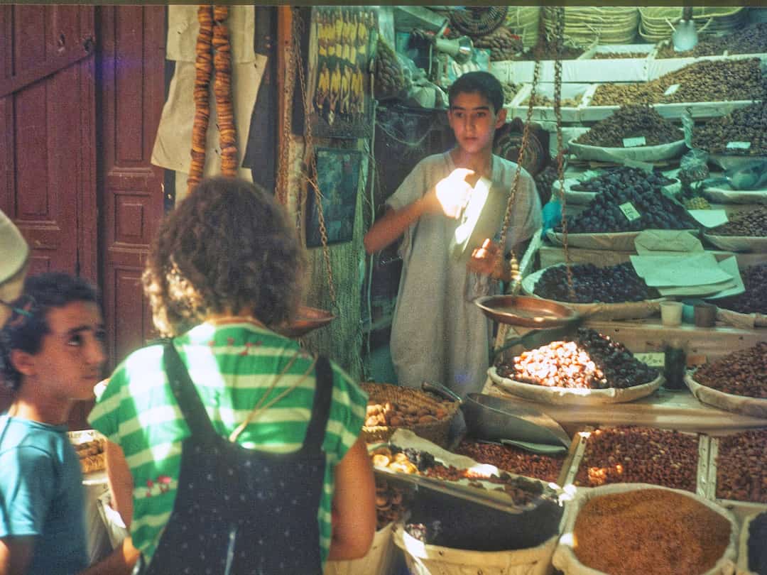Lebendige Märkte im Souk von Marrakesh in Marokko