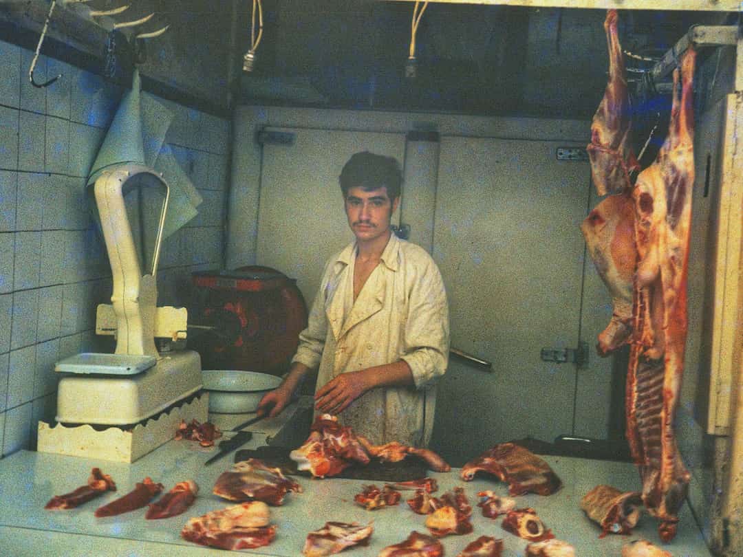 Ein Metzger auf dem Markt in Marokko