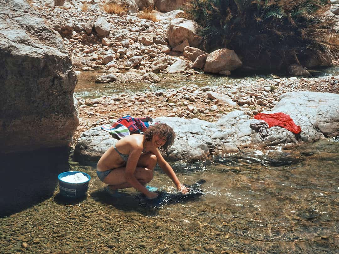 Waschtag am Fluß in der Todraschlucht in Marokko
