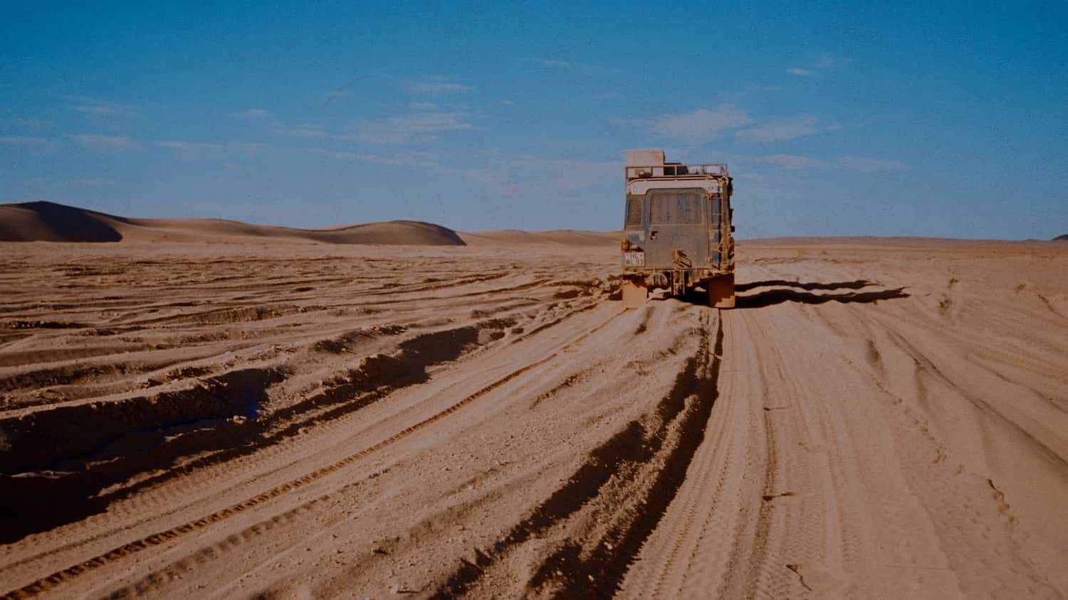 Landrover auf Sandpiste in Algerien