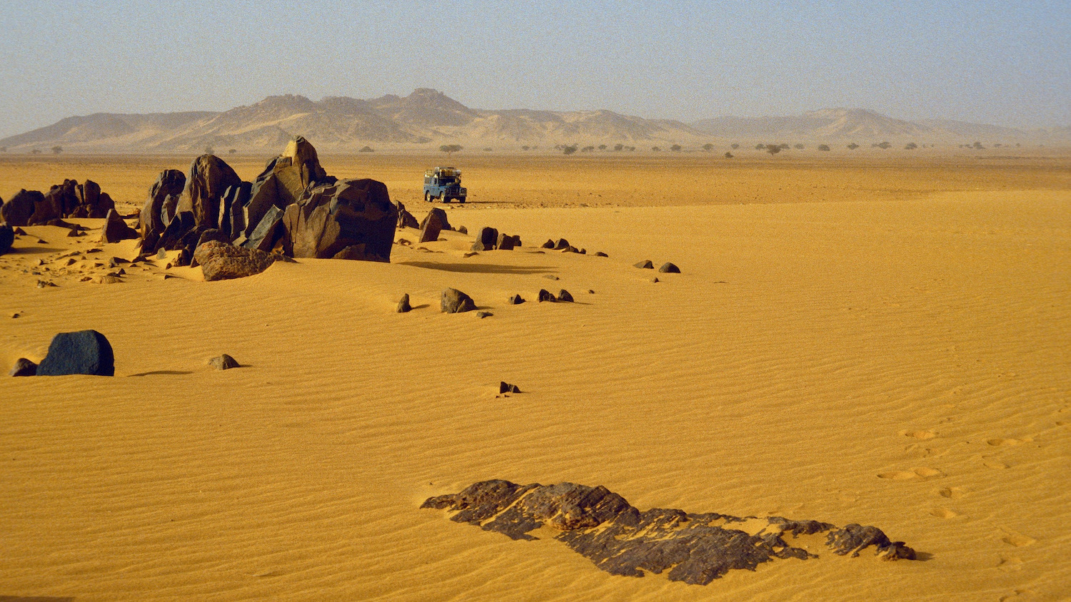 Wüstenlandschaft in Algerien mit Landrover