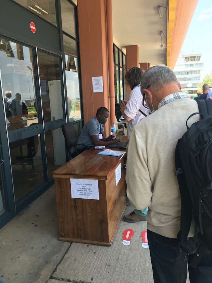 Gesundheit-Check bei der Ankunft auf dem Kilimanjaro Airport in Tansania