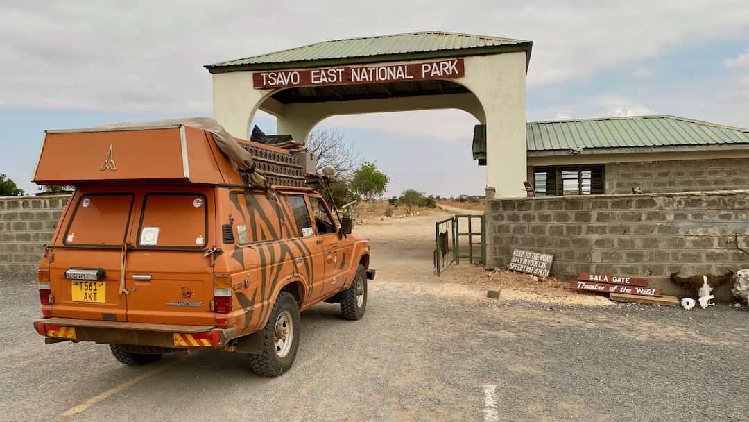 Das Sala Gate zum Tsavo East Nationalpark