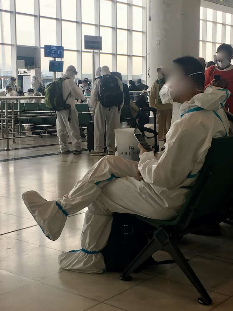 Ganzkörperanzüge am Flughafen Addis Abeba
